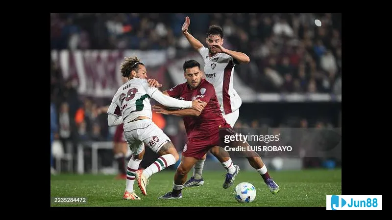 Các cầu thủ Fluminense và Lanus tranh chấp bóng trên sân cỏ